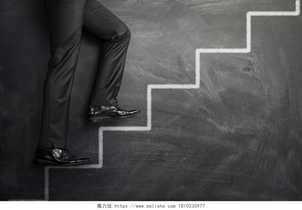 在职业生涯上楼梯与副本空间黑色黑板上绘制攀爬的商人业绩业绩上涨